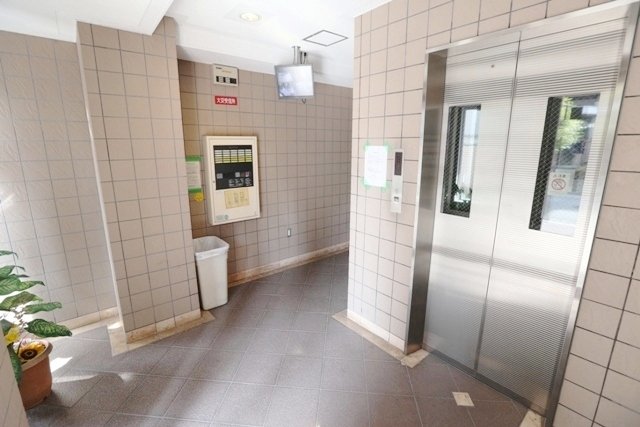 地下鉄御堂筋線 江坂駅 徒歩4分 9階建 築30年の外観写真