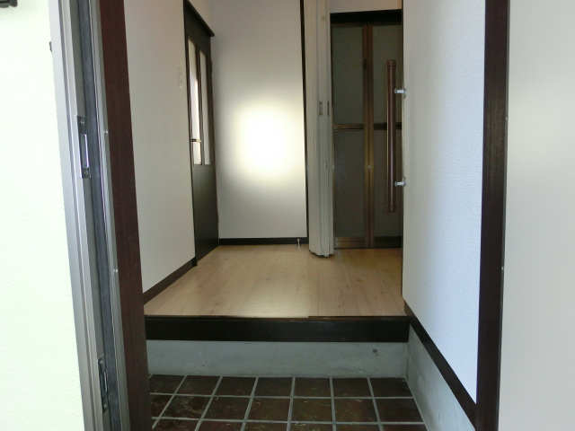 東岡山駅前貸家の玄関写真