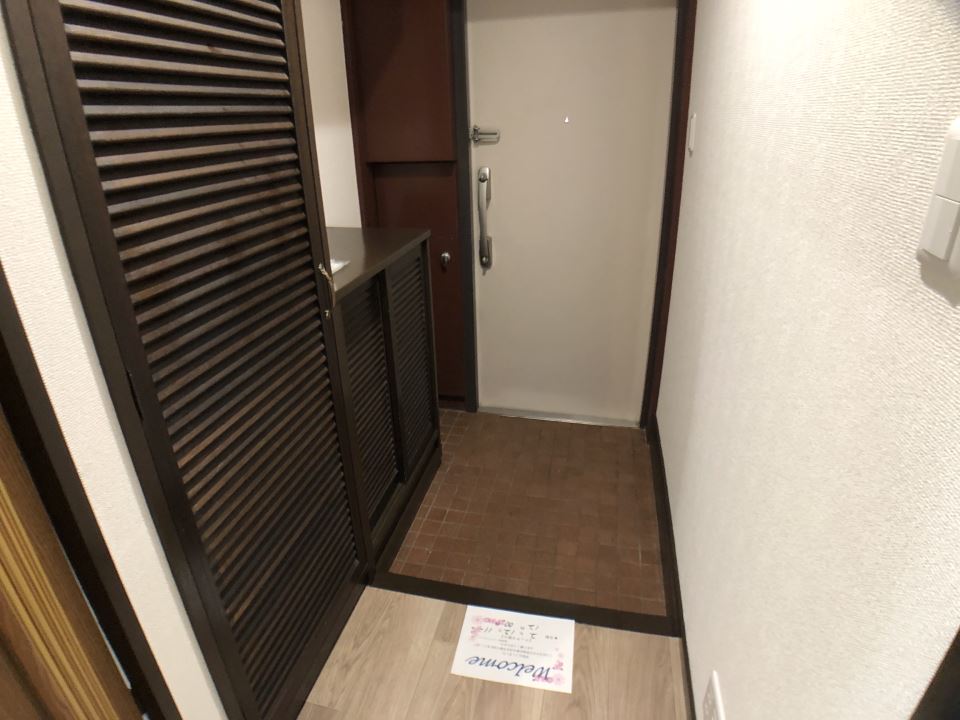 第6鶴丸ハイツ中央の玄関写真