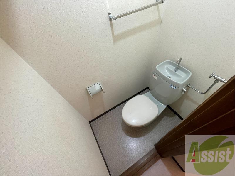 トイレ　トイレです。タオル掛けもついて便利ですね