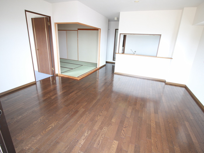 パレスエクセル仁川の居間写真