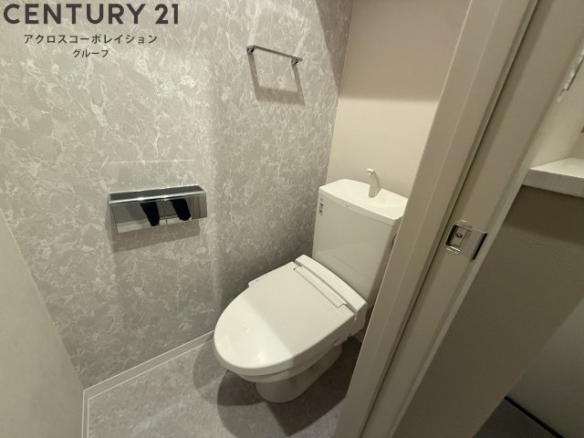 トイレ　温水洗浄便座付きのトイレです♪