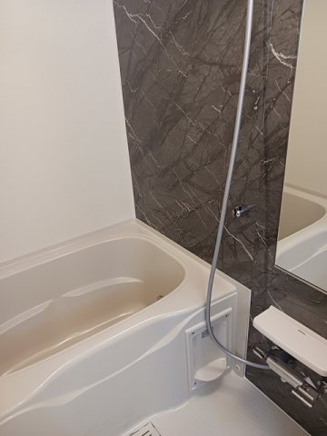 バス・シャワールーム　コンパクトで使いやすいお風呂です