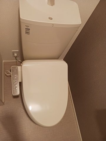 トイレ　落ち着いた色調のトイレです