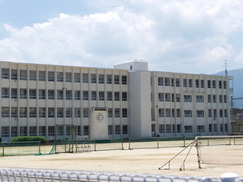 中学校　大和高田市立片塩中学校（中学校）まで774m