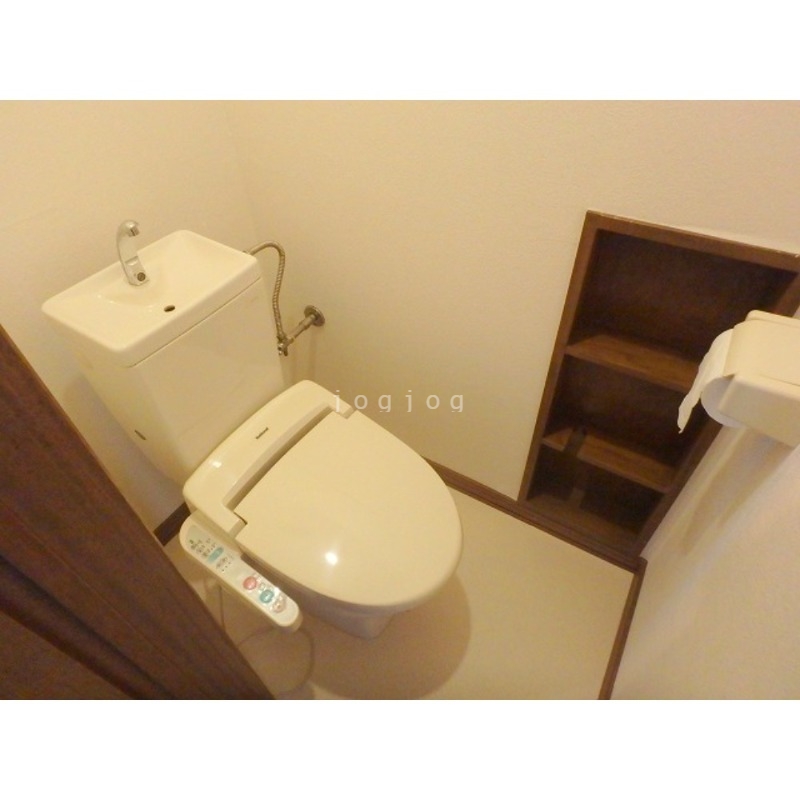 トイレ　嬉しい温水洗浄便座付きのトイレです。