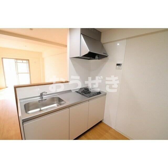 キッチン　※写真は１０３号室のものです。