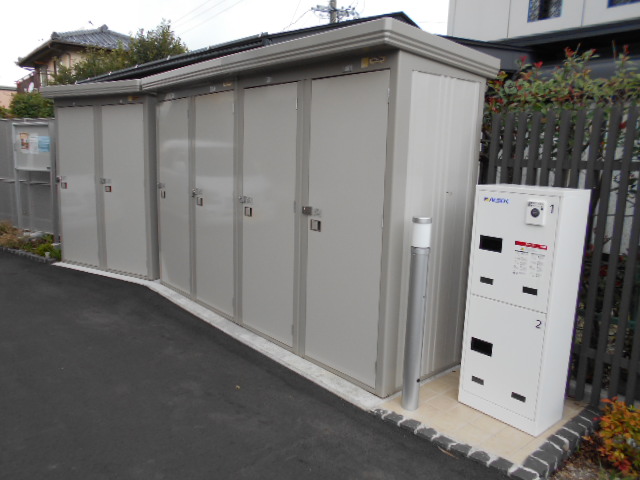 その他設備　屋外物置完備（冬用タイヤ等収納可能）・宅配ＢＯＸ有り
