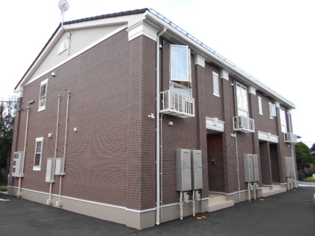 建物外観　建物玄関側（北面）を北東方向より撮影