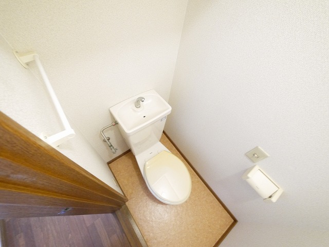 トイレ　落ち着いた色調のトイレです