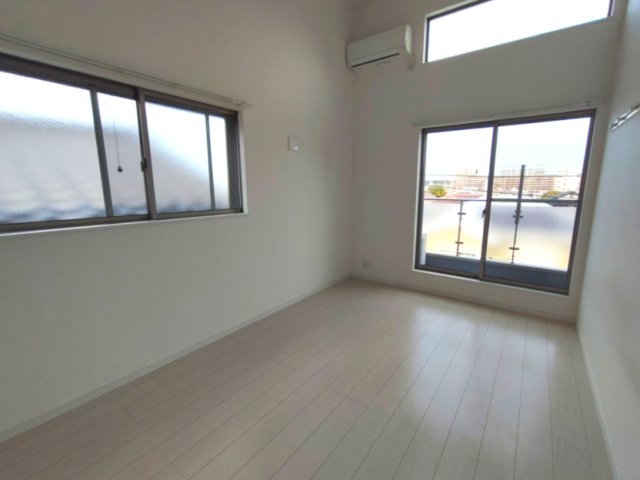 居室・リビング　二面採光で明るいお部屋です