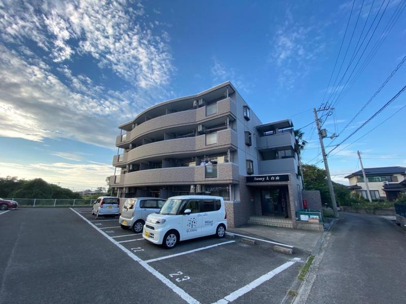 木田郡三木町大字下高岡のマンションの建物外観