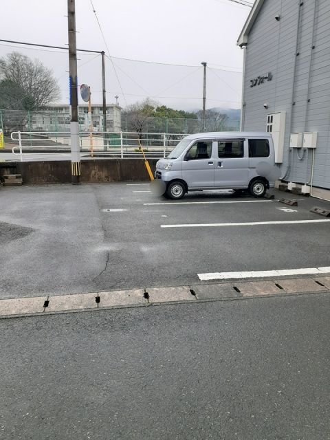 【コンフォールの駐車場】