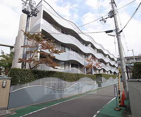 京都市東山区梅宮町のマンションの建物外観