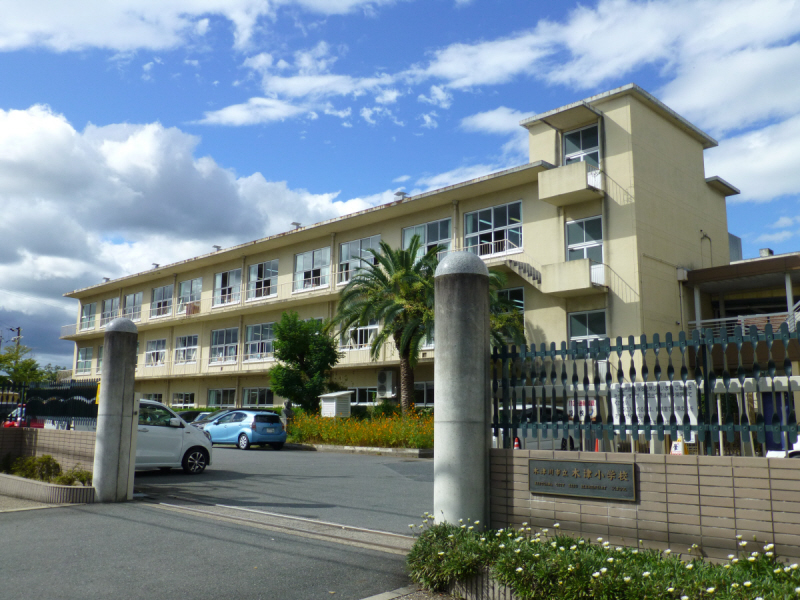 【木津川市木津駅前のマンションの小学校】