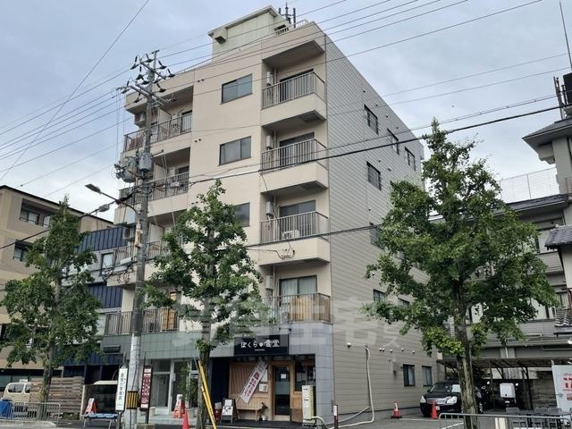 京都市右京区嵯峨天龍寺瀬戸川町のマンションの建物外観