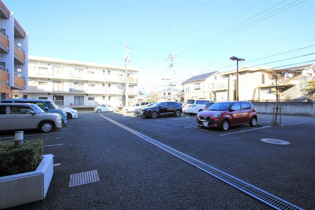 【松山市松末のマンションの駐車場】
