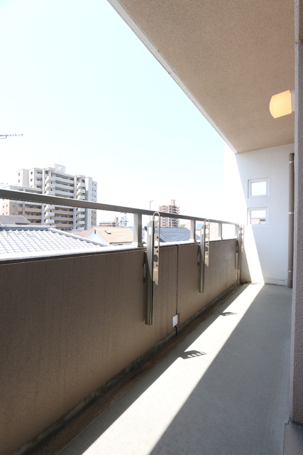 【松山市松末のマンションのバルコニー】