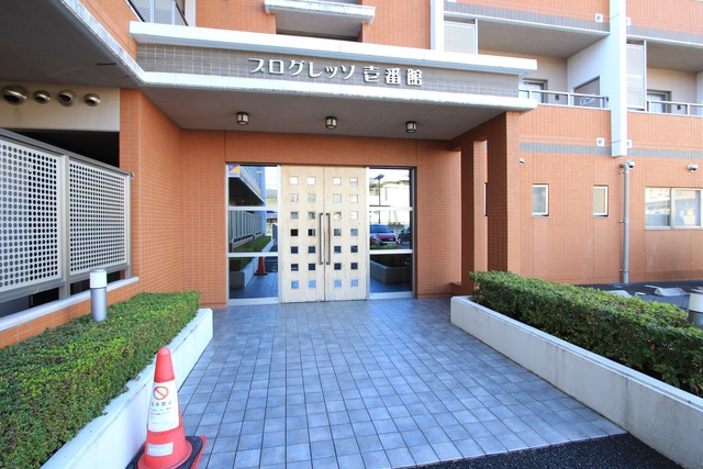 【松山市松末のマンションのエントランス】