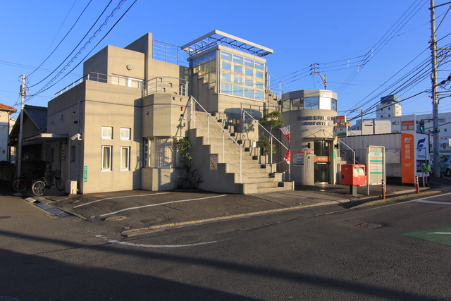 【松山市松末のマンションの郵便局】