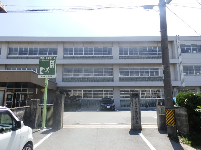 【松阪市鎌田町のアパートの小学校】