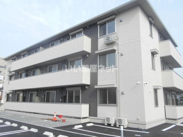 【松山市余戸東のアパートの建物外観】