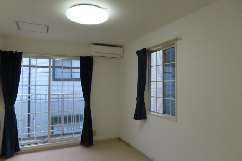 居室・リビング　洋室６．７５帖　カーテンとカーテンレースはサービス品（２年程