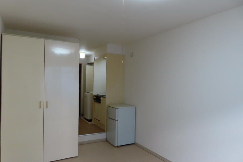 居室・リビング　洋室　　２ドアの冷蔵庫はサービス品（２年程使用）