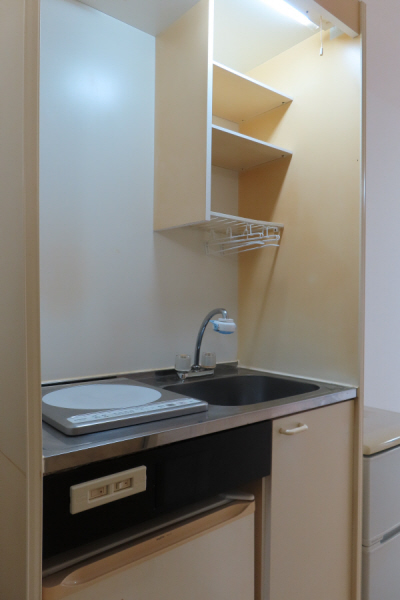 キッチン　ＩＨコンロ・冷蔵庫付　１ドアは設備・２ドアはサービス品（２年