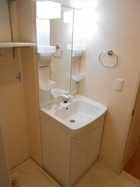 洗面設備　※同物件、別部屋の写真です。