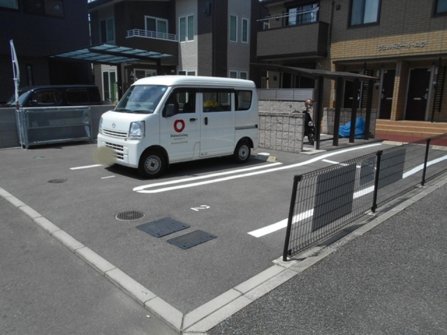 【松山市雄郡のアパートの駐車場】