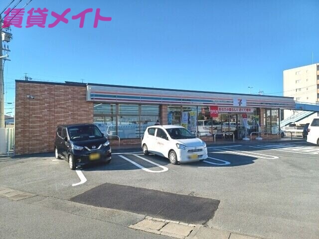 コンビニ　セブンイレブン津市上浜町3丁目店（コンビニ）まで620m