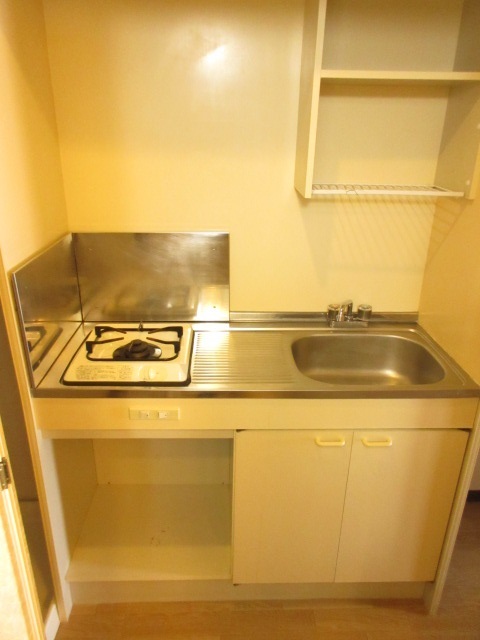 キッチン　1口ガスコンロ付き。流し台はシングルレバー水栓に交換済