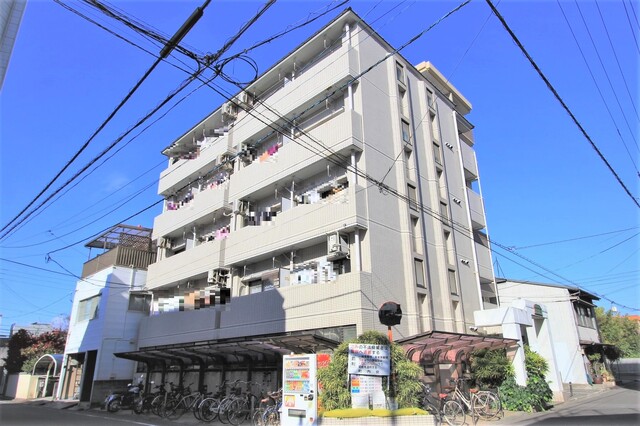 【松山市松前町のマンションの建物外観】