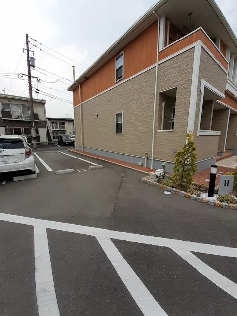 【府中市高木町のアパートの駐車場】