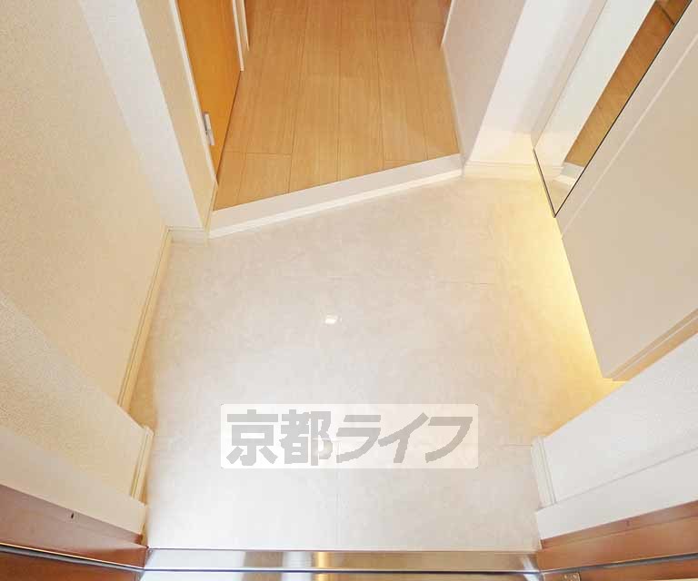 【京都市北区衣笠北天神森町のマンションの玄関】