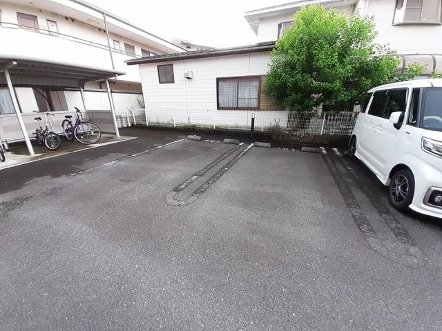 【クレセラ・ＳＵＮの駐車場】