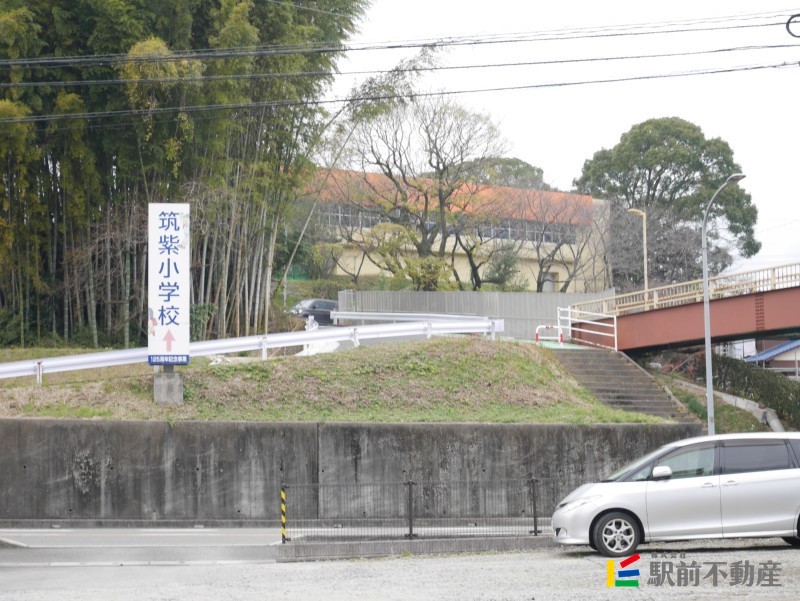 【筑紫野市筑紫駅前通のマンションの小学校】