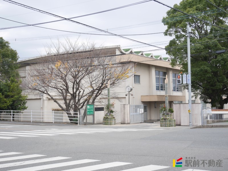 【筑紫野市筑紫駅前通のマンションの中学校】