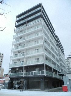 札幌市中央区南六条東のマンションの建物外観