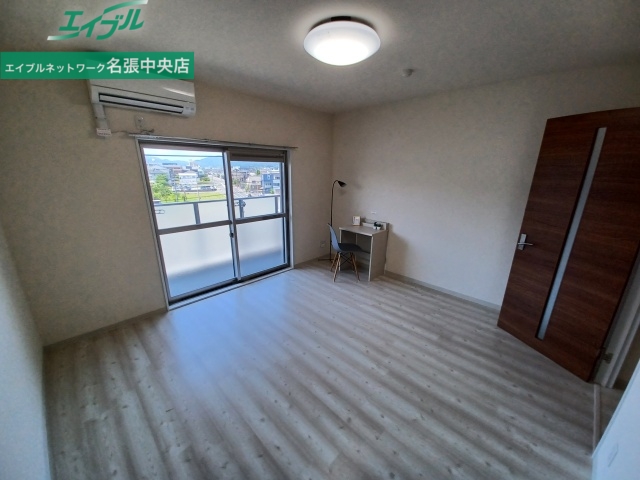 居室・リビング　同物件別部屋です。