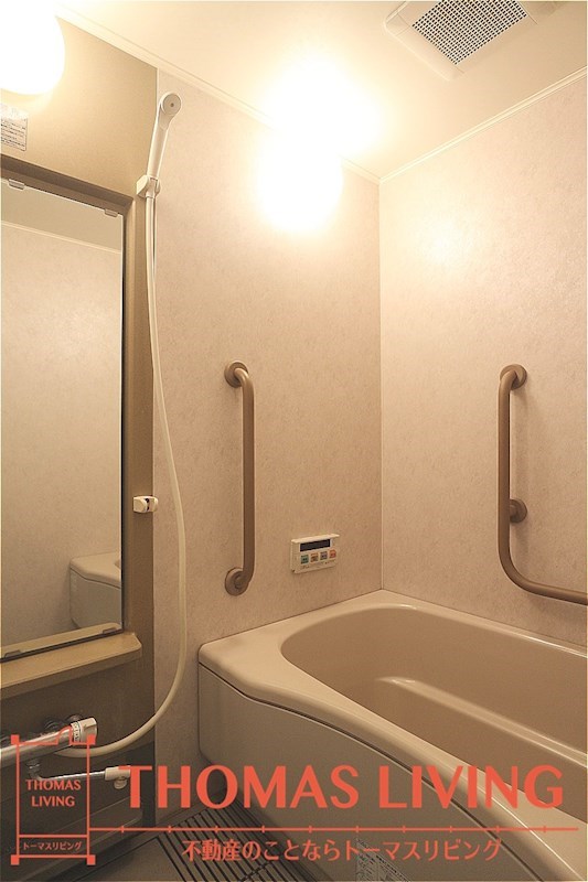 バス・シャワールーム　浴室には大きな鏡付き。