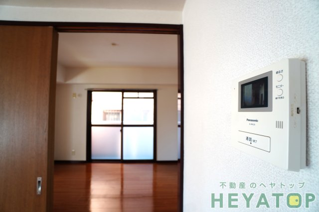 セキュリティ　モニター付きドアホンで安心確認（同仕様写真）