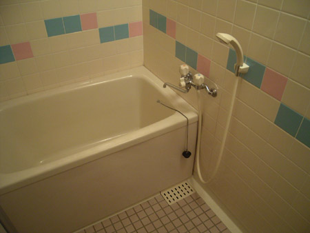 バス・シャワールーム　コンパクトで使いやすいお風呂です