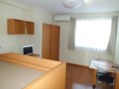 居室・リビング　明るい色調の居室です。