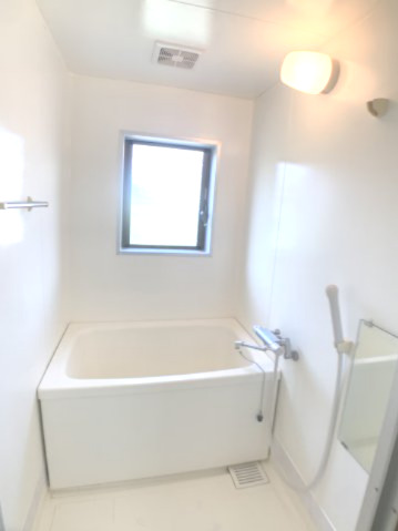 バス・シャワールーム　別部屋反転間取のお写真になります。参考にご覧くださいませ。