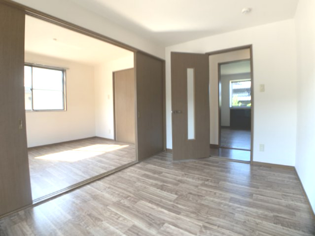 居室・リビング　別部屋反転間取のお写真になります。参考にご覧くださいませ。