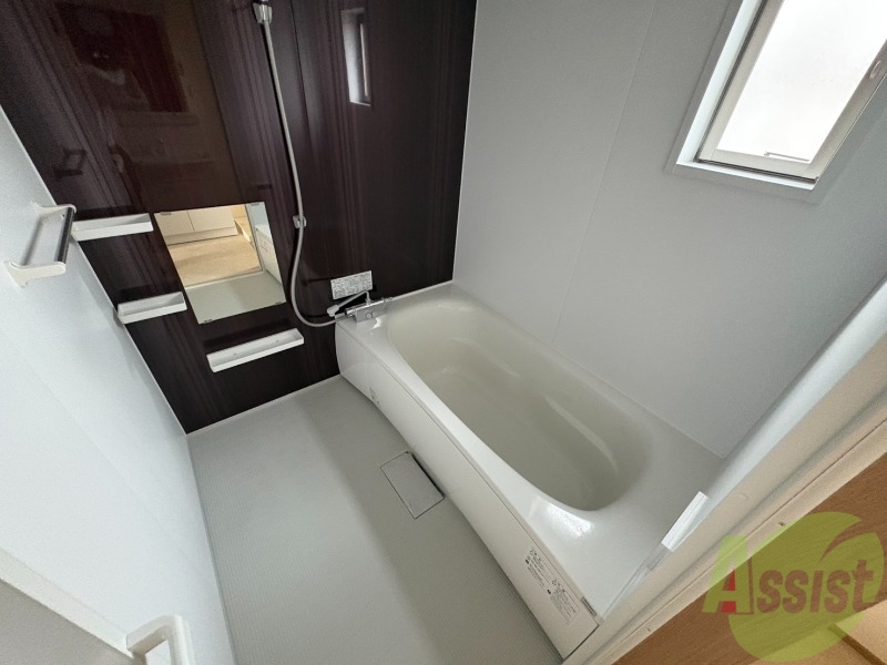 バス・シャワールーム　落ち着いたデザインの浴室。ゆったりできそうです。