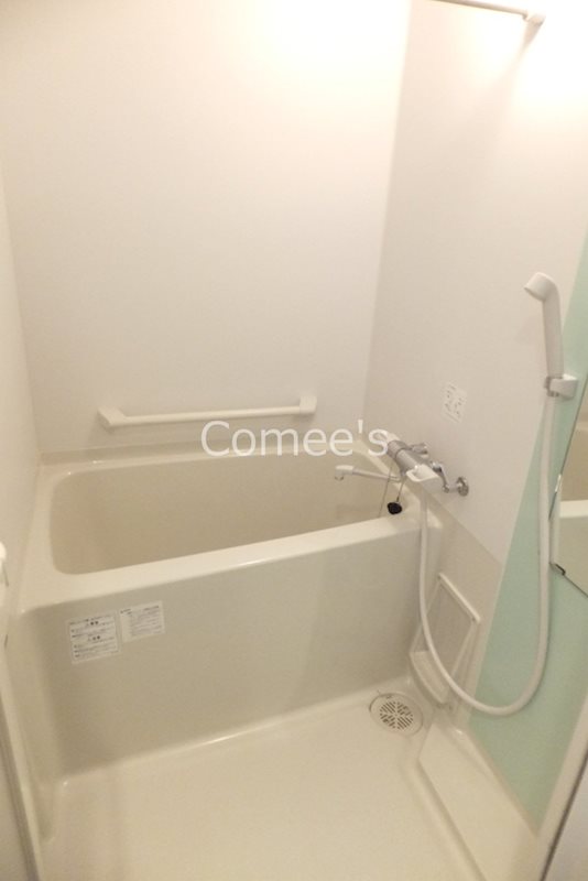 バス・シャワールーム　カラーパネルの明るいバスルームです