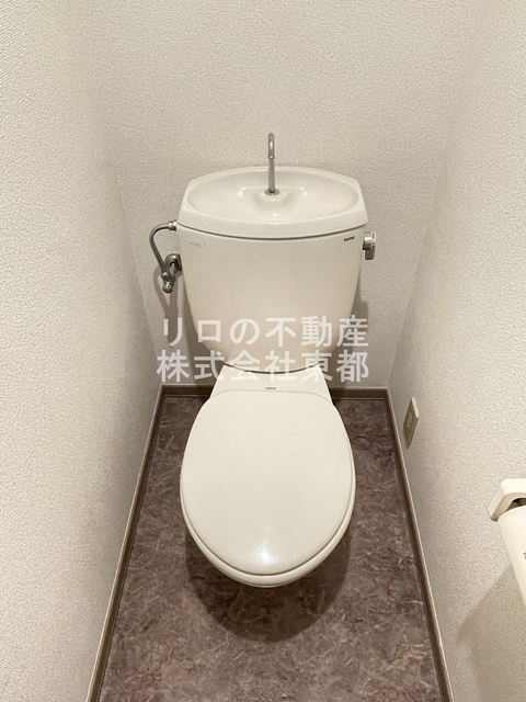 トイレ　白基調で清潔感のあるトイレです♪